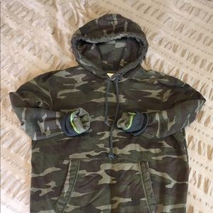 Mens M camo print hoodie AE.